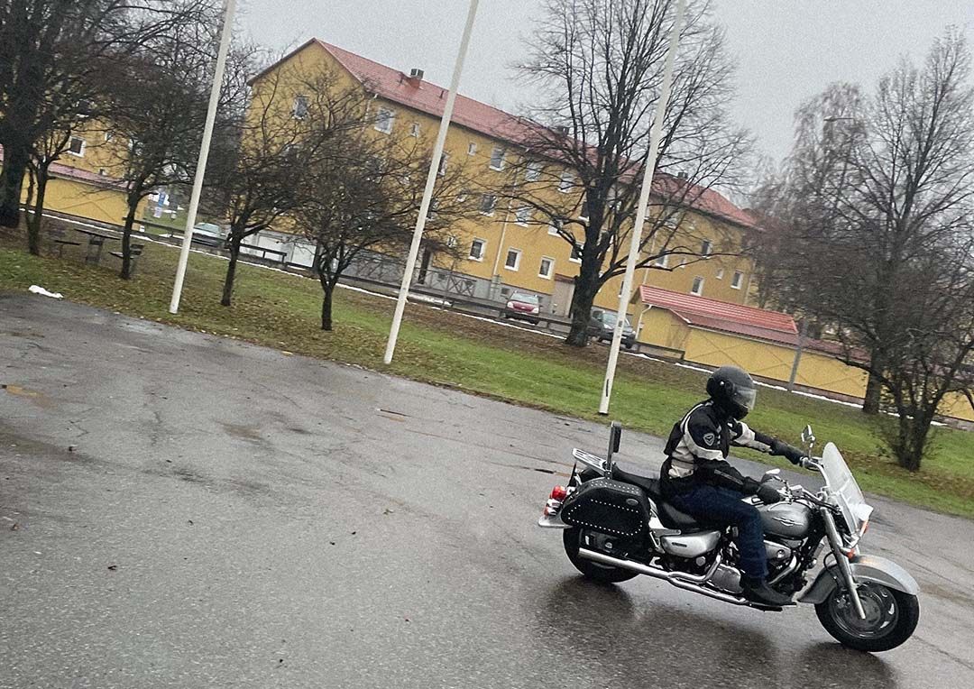 Daniel på Devize på sin motorcykel