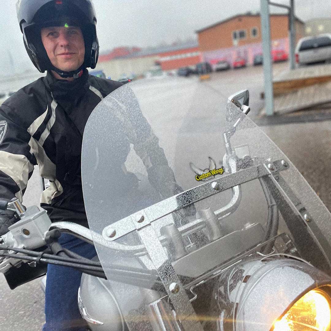 Daniel på Devize på sin motorcykel