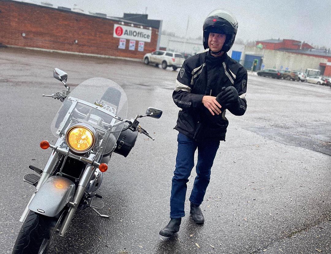 Daniel på Devize vid sin motorcykel