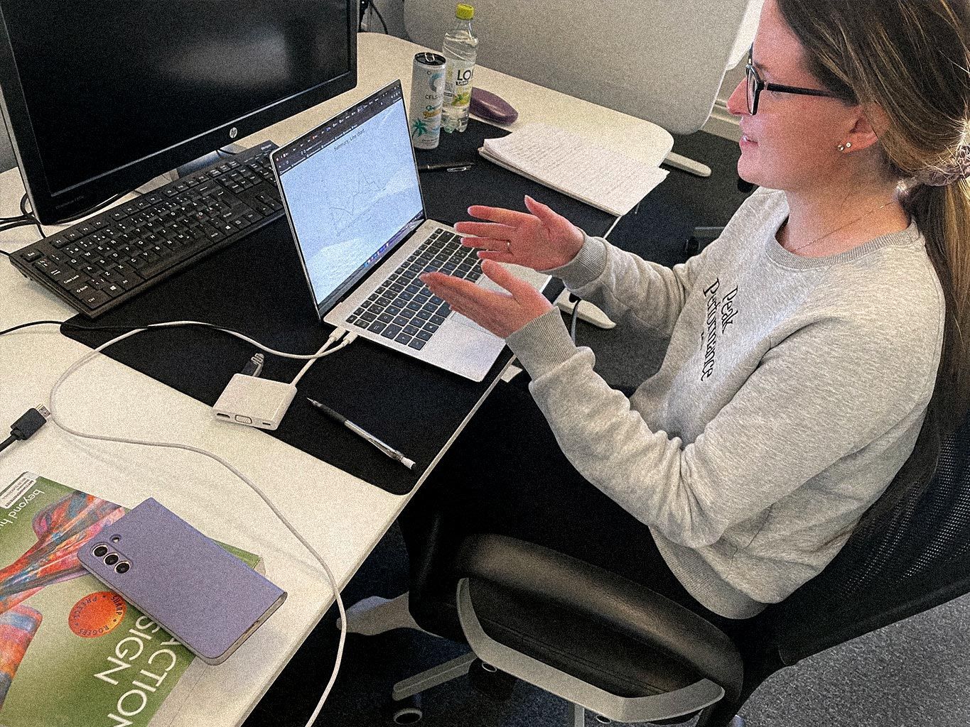 Alice på Devize visar något på sin dator