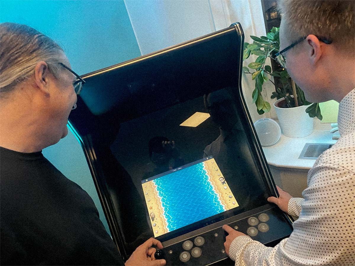 Deltagare spelar Devize egna arkadspel på DAWG - Devize After Work Gathering
