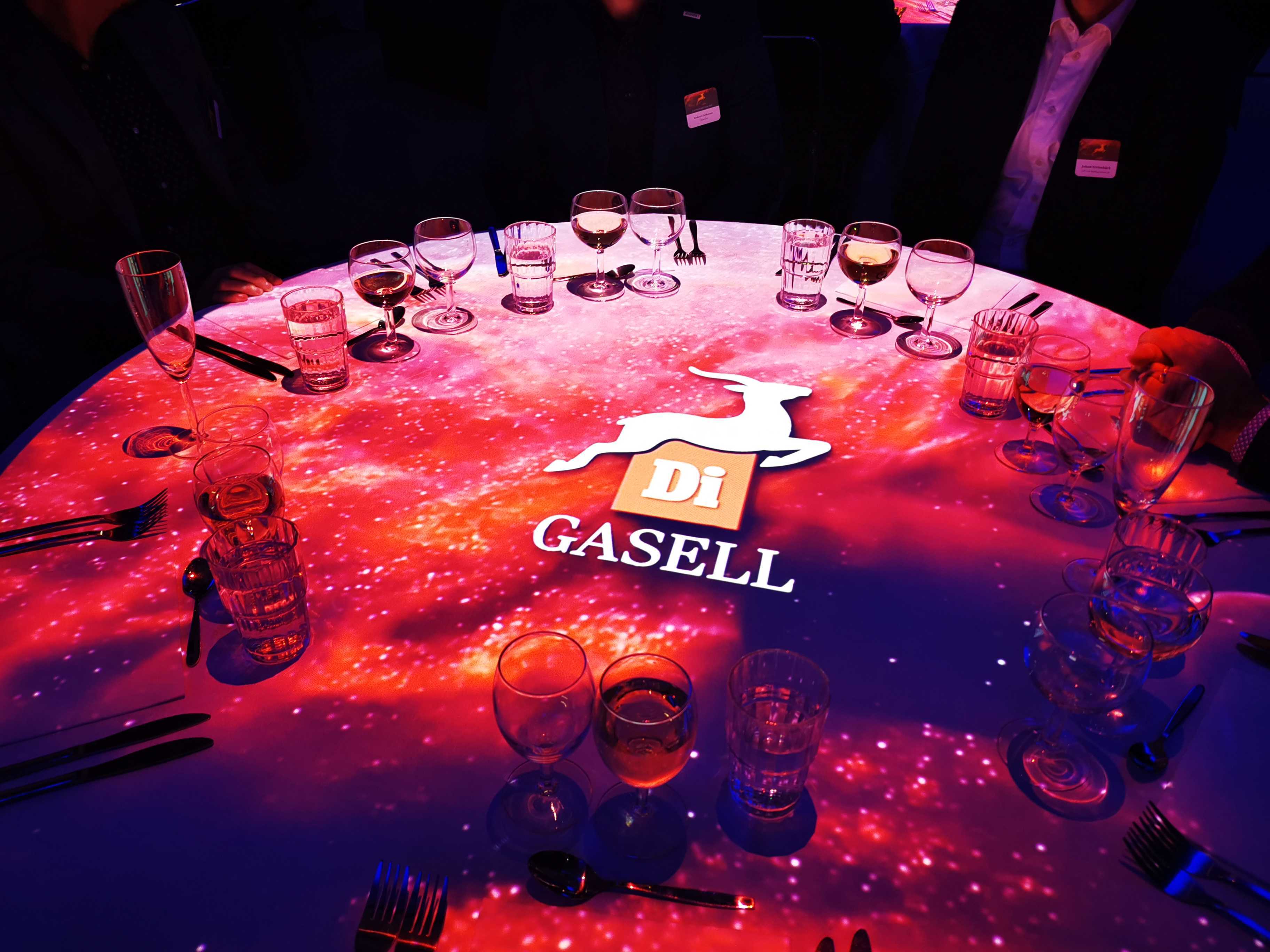 Bord med projicerad grafik på vid en galakväll för DI Gasell