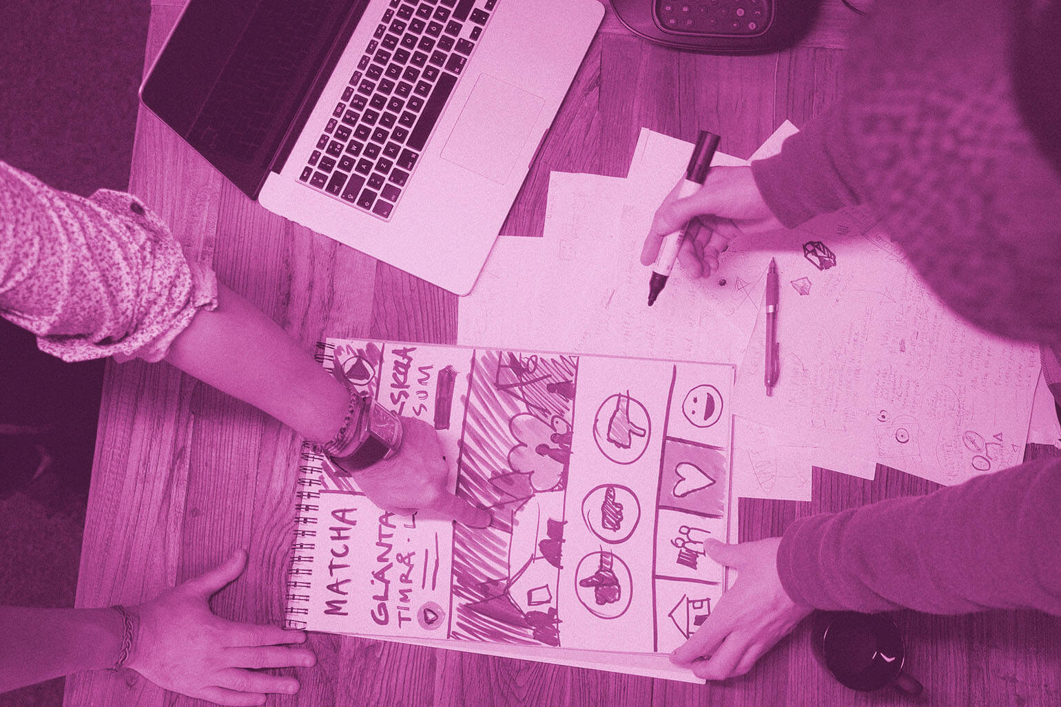 Devize innovation och design - Designers pekar och skissar i stort ritblock