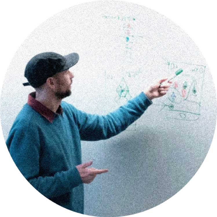 Devize innovationssprint - UX-designer ritar på whiteboard