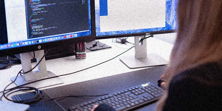 Systemutvecklare på Devize framför datorskärm