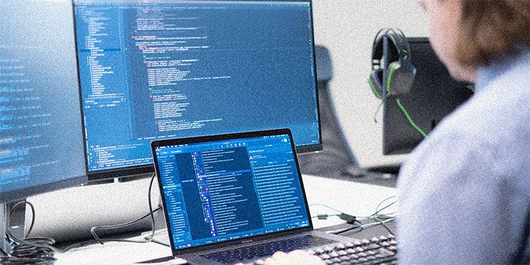 Systemutvecklare på Devize vid dator