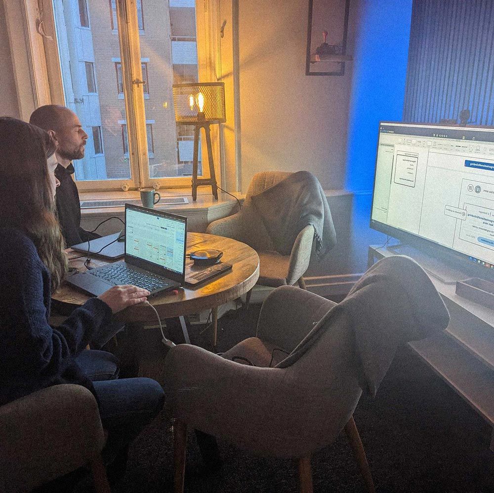 UX-designers jobbar i ett mötesrum på Devize